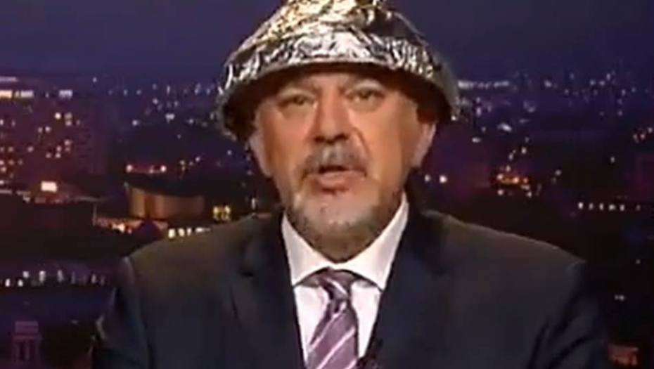 KAKAV CAR Voditelj postao hit u svetu: "Koliko god glupi ispali, zdravlje je važnije" iliti, levak glavu čuva