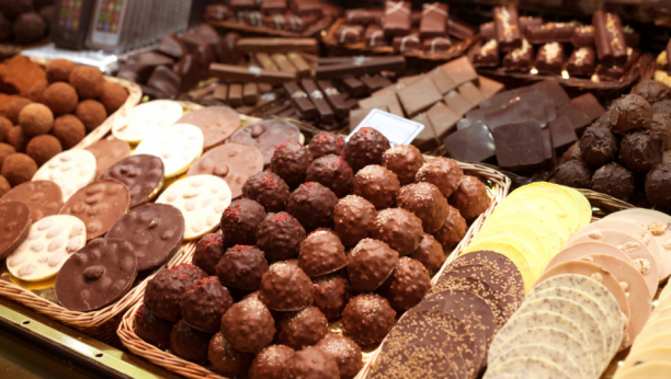 HAOS U EVROPI, DECA OBOLEVAJU Pojavila se opasna materija u omiljenoj mlečnoj čokoladi i jajima, evo o čemu se radi