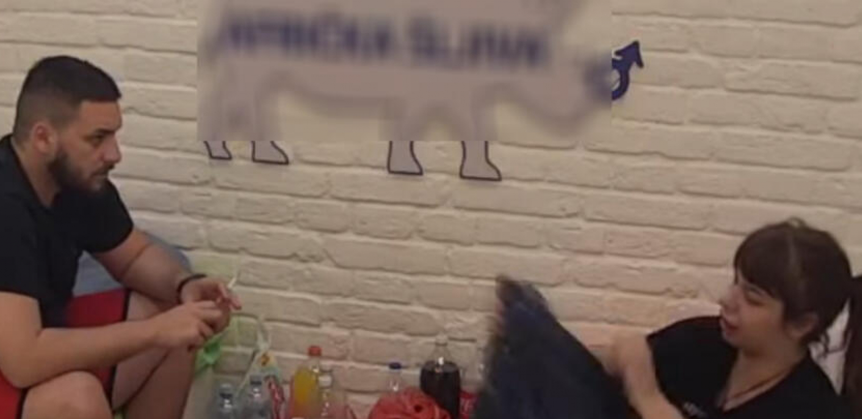 NIJE MI NORMALNO DA GA ODVAJAŠ OD DECE I MAJKE Zola sasuo Miljani sve u lice, ona u besu isterala Nenada iz izolacije