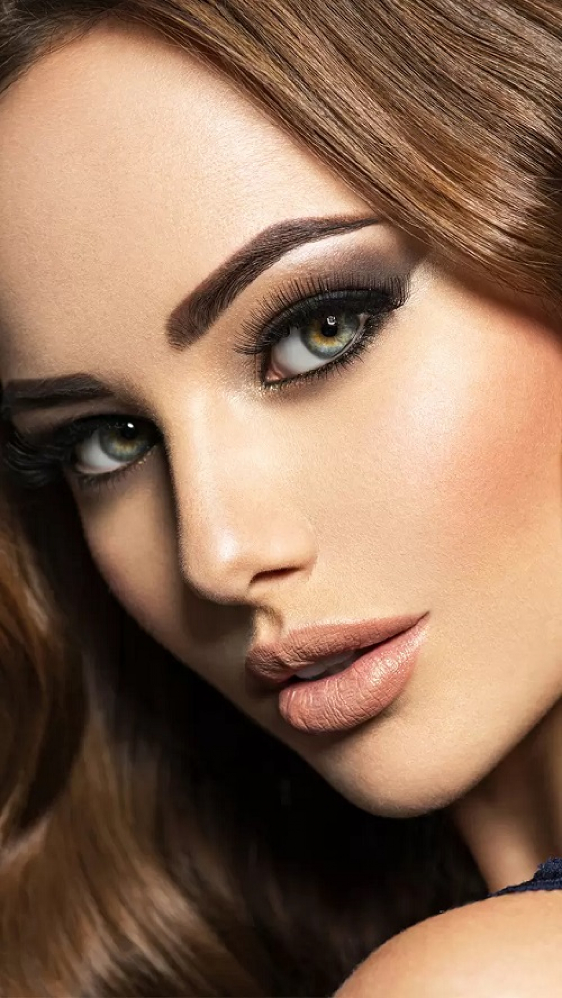 DA IZGLEDATE KAO MISTERIOZNA ZAVODNICA, A NE KAO ODŽAČAR  Evo kako  da izvedete suptilni Smokey Eye efekat