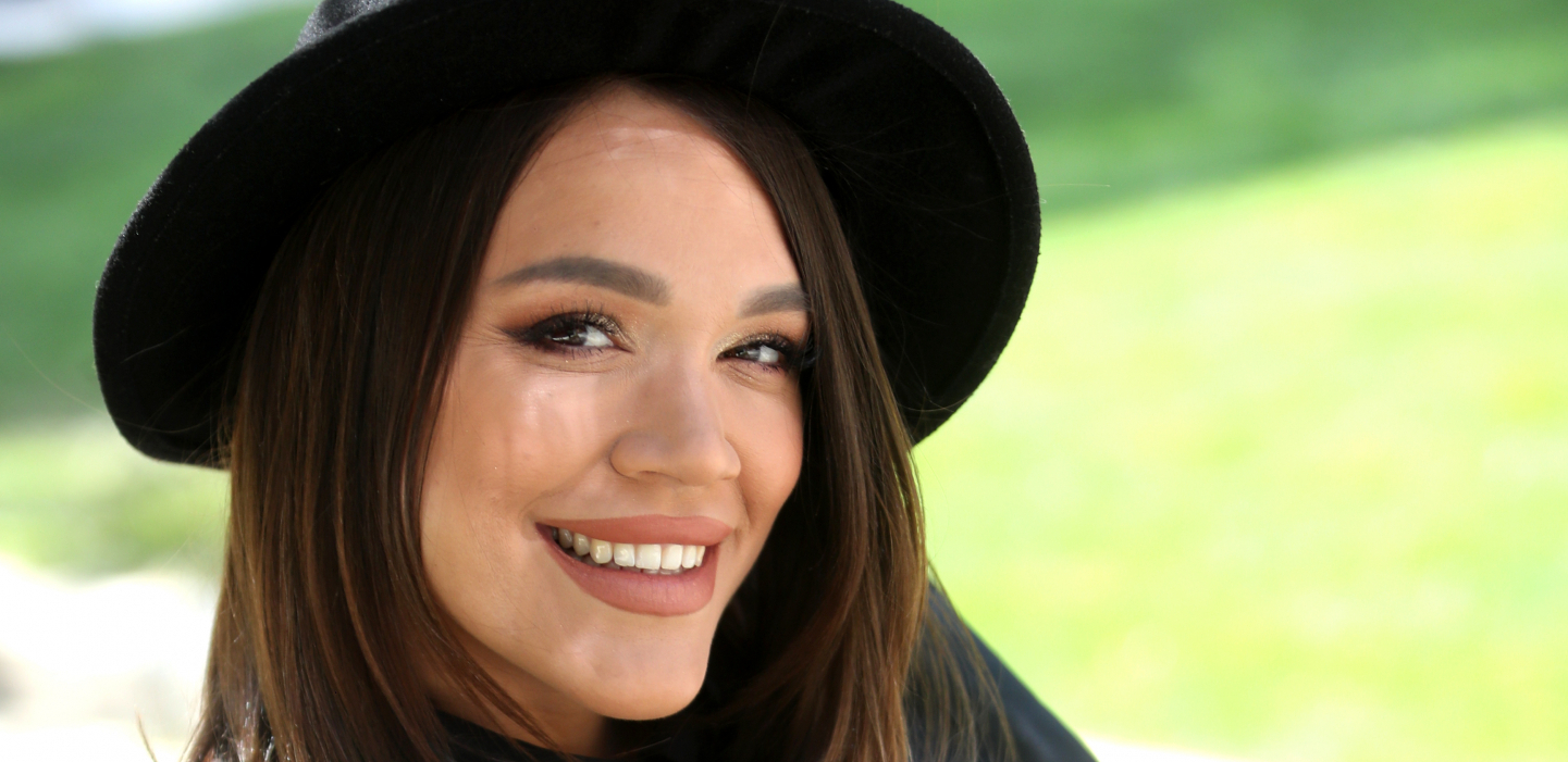 PRVA FOTOGRAFIJA SRPSKE PEVAČICE IZ PORODILIŠTA Nežno ljubi ćerkicu u glavu, a emotivni prizori tope srca (FOTO)