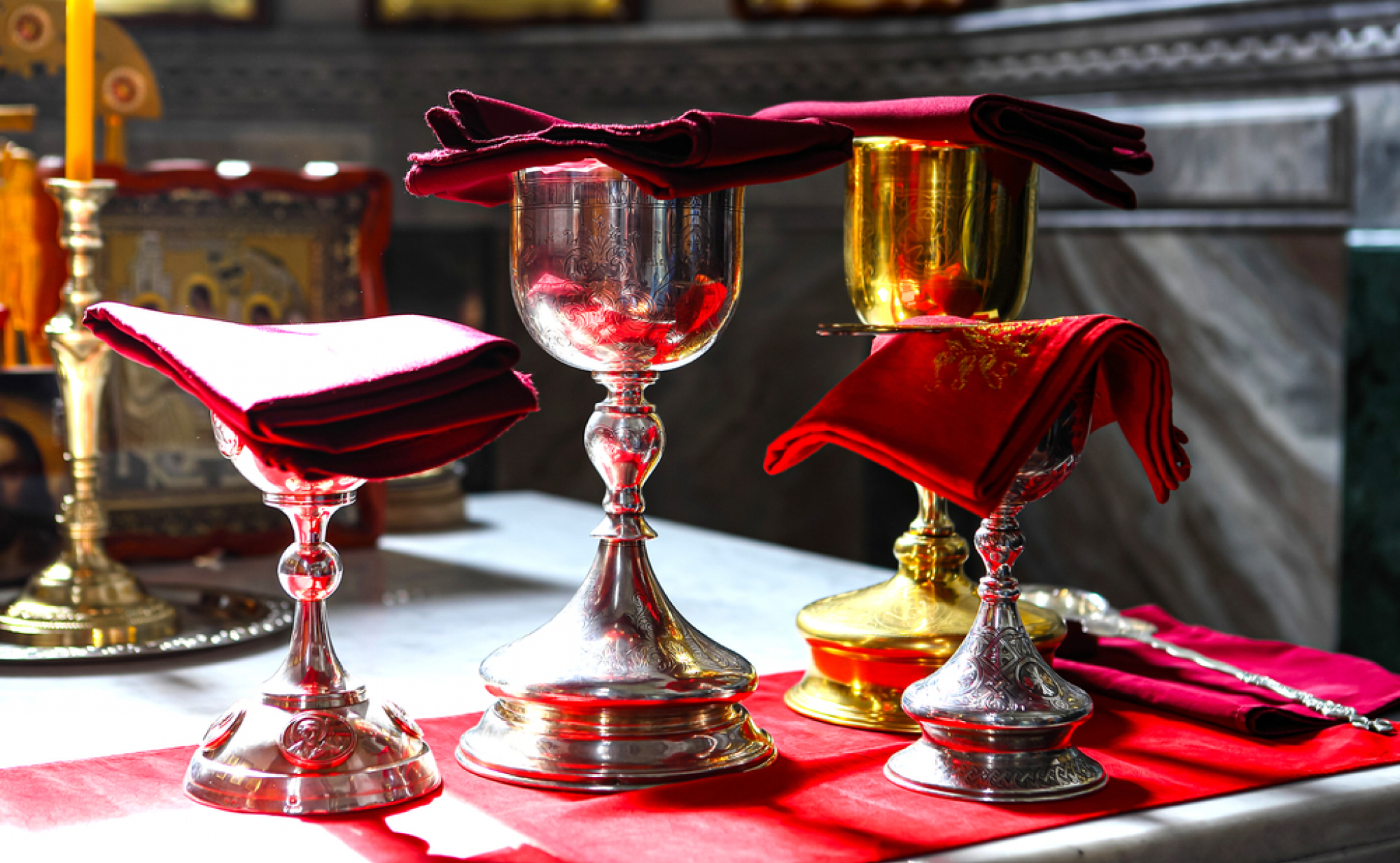 KO SE PRIČESTIO NE SME VIŠE DA CELIVA RUKU SVEŠTENIKU Prilikom odlaska u crkvu svaki vernik treba da ispuni OVIH 14 KANONSKIH PRAVILA