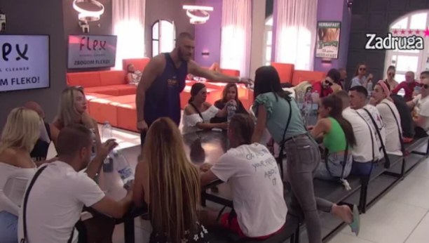 HAOS U ZADRUZI Milica i Mensur zaratili zbog njegovog osmeha, on izleteo napolje,  Veselinovićeva pravdala njihov odnos