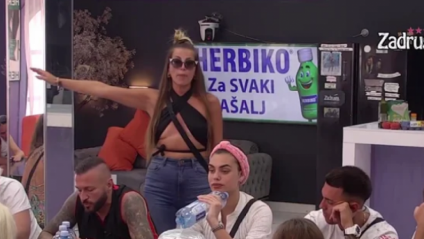 HAOS U ZADRUZI Milica i Mensur zaratili zbog njegovog osmeha, on izleteo napolje,  Veselinovićeva pravdala njihov odnos