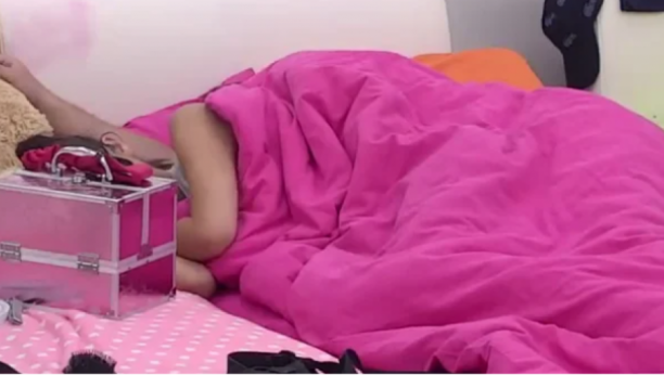 PUCAJU OD ROMANTIKE Gruja i Mima legli u krevet, pa zaspali zagrljeni pod istim pokrivačem (VIDEO)