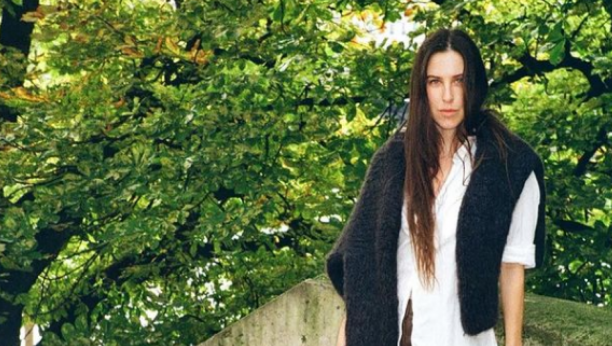 ŠETALA JE GRADOM U TOPLESU, BILA HAPŠENA ZBOG ALOHOLA Zvali su je najružnijim detetom poznatih, a sad izgleda neverovatno