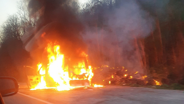 UŽASNA NESREĆA KOD ČAČKA Vozilo se pretvorilo u buktinju i izgorelo u par minuta (FOTO)