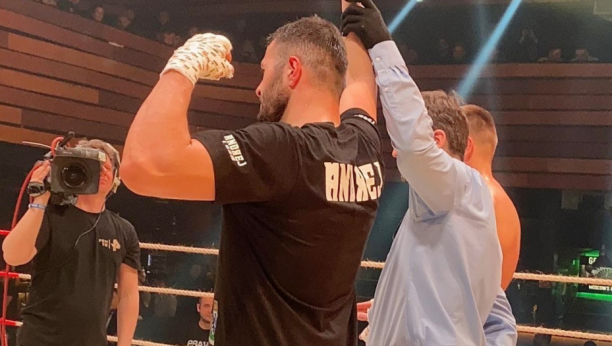 PEŠIĆ POKORIO MOSKOVSKI RING Srpski bokser zabeležio novu pobedu u profi ringu