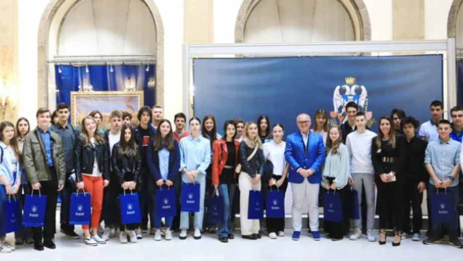 VESIĆ: Grad obezbedio dodatna sredstva kako bi svih pedesetoro talentovane dece dobilo stipendiju!