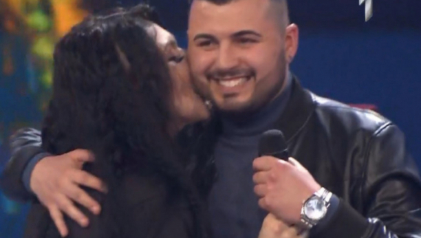 IZNENAĐENJE U ZVEZDAMA GRANDA Kandidat na sceni zaprosio trudnu devojku, Saša Popović ga nagradio (FOTO)