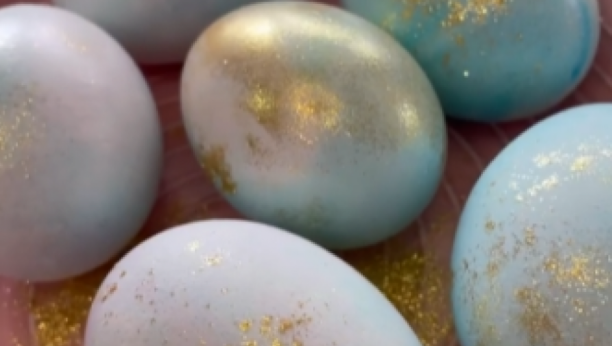 EVO KAKO DA UZ POMOĆ ŠLAGA Ofarbate vaskršnja jaja (VIDEO)