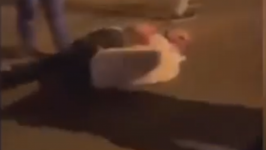 STRAŠNE SCENE SA ULICA BARSELONE Navijači katalonskog kluba pretukli fudbalera (VIDEO)