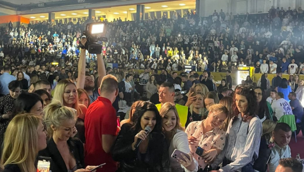 DRAGANA MIRKOVIĆ KRUNISANA Pevačica je ponovo oborila sve rekorde, a fanovi su joj priredili nesvakidašnje iznenađenje (FOTO)