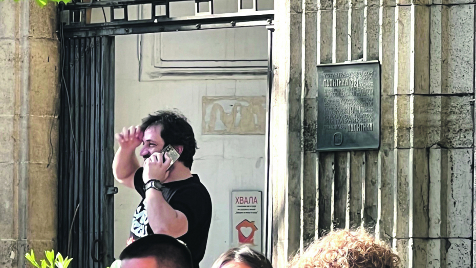 EKSKLUZIVNI ALO! PAPARAZZO Goran Bogdan uhvaćen u centru grada u ležernom izdanju: Ne mari za izgled, ali za mozak da!