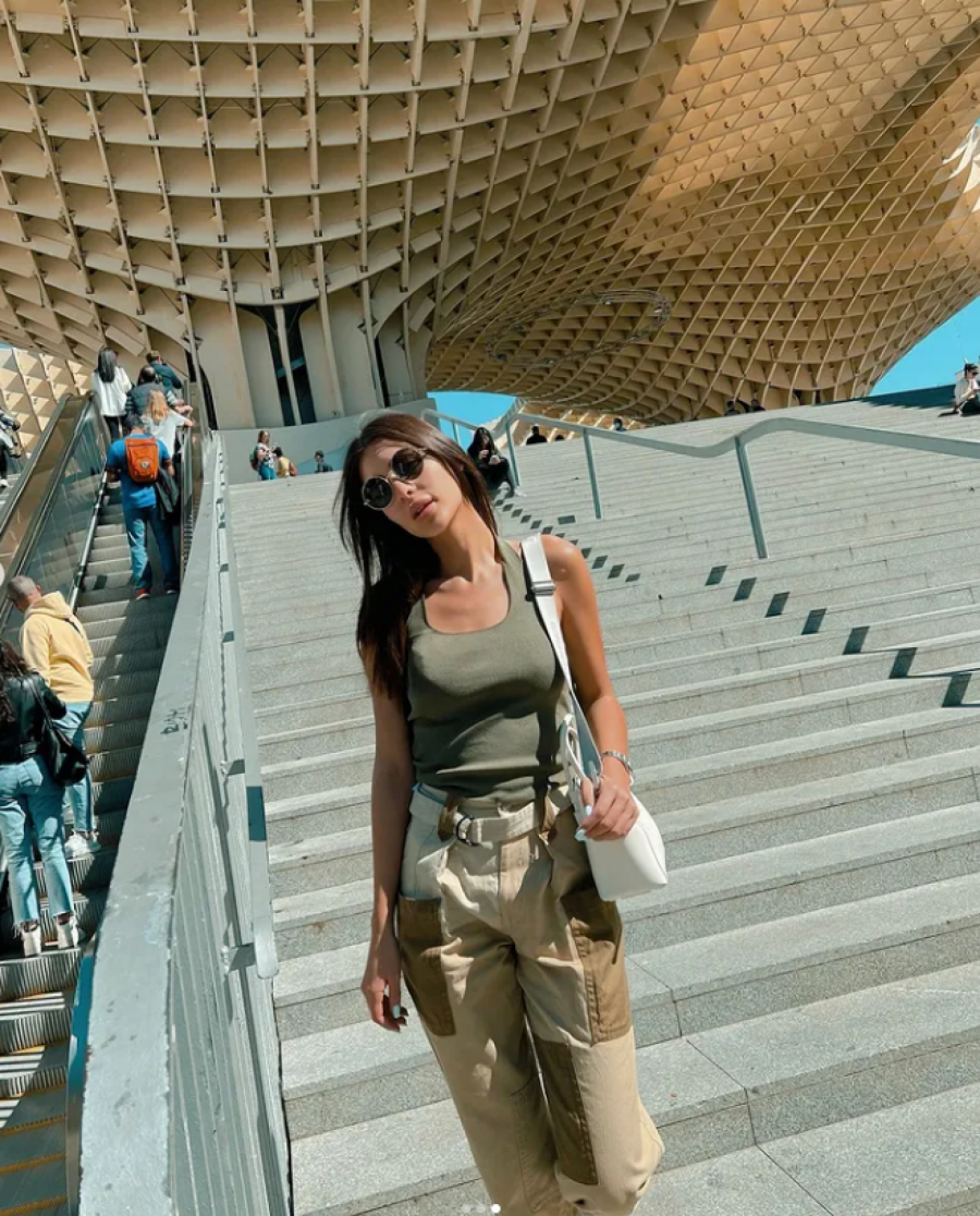 ANASTASIJA DOŠLA DA GLEDA GUDELJA, A ON NE IGRA Ražnatovićeva stigla na stadion Sevilje prvi put, a evo ko joj pravi društvo (FOTO)