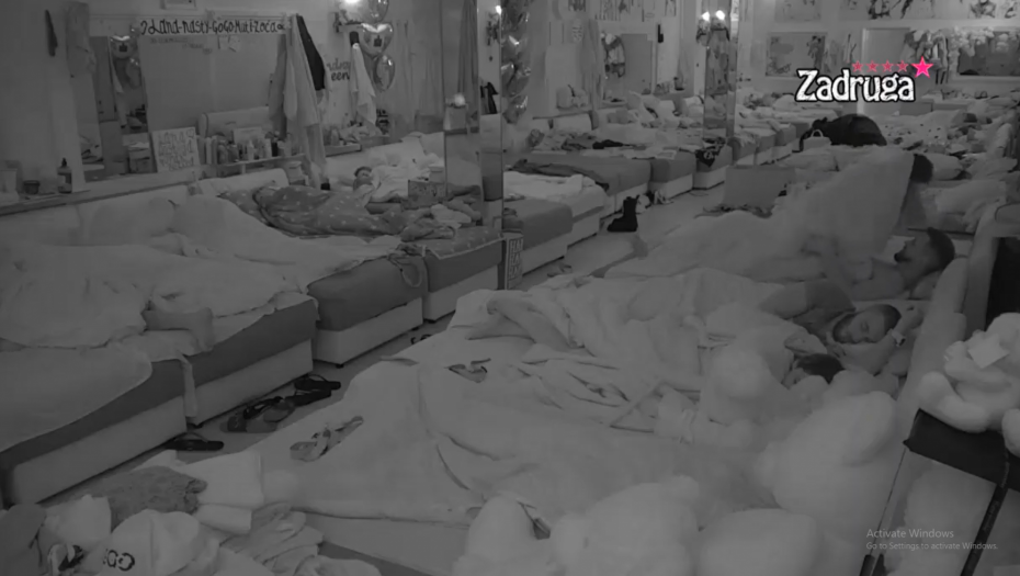 UZDASI ODZVANJALI SPAVAĆOM SOBOM Viki i Marko imali brutalan se*s pred svima, pa probudili ostale zadrugare, nisu mogli da se obuzdaju (VIDEO +18)