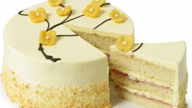 OMILJENI RECEPT NAŠIH BAKA Bela limun torta, mirisna i ukusna poslastica koja budi sećanja