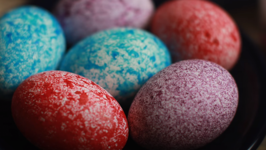 NA PRIRODAN NAČIN Ofarbajte jaja u plavo uz pomoć ljubičastog kupusa