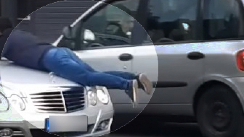 ISPLIVAO SNIMAK SUKOBA U CENTRU BEOGRADA Posle uličnog obračuna taksista vozio pešaka na haubi! (VIDEO)