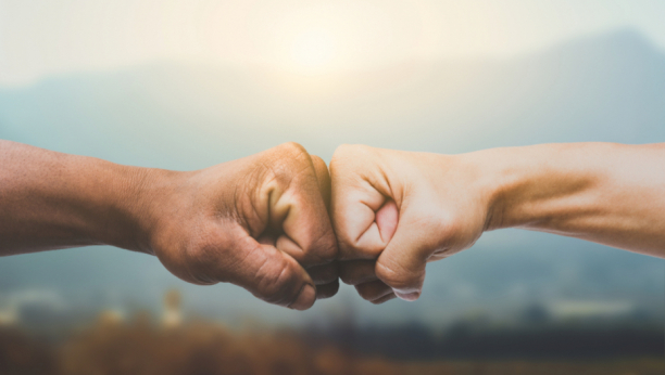 Kakvi ste kao osoba i u ljubavi? Način na koji držite pesnicu otkriva mnogo o vama