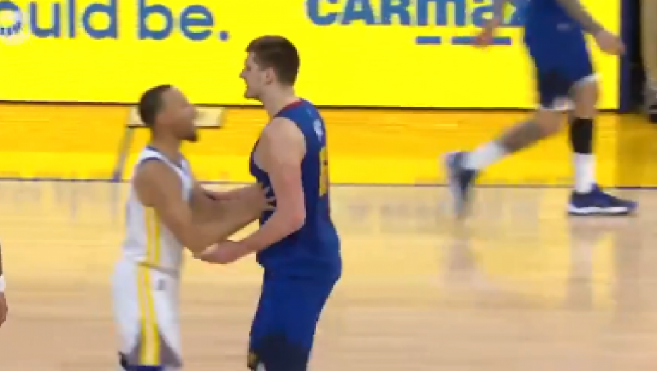 NA IVICI SKANDALA Rival udario Jokića po zadnjici, Kari sprečio Srbina da napravi lom (VIDEO)