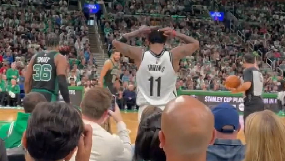 NASTAVLJA DA PRAVI HAOS Kajri celoj hali pokazao "srednjake", pokušao da sakrije bezobrazluk (VIDEO)