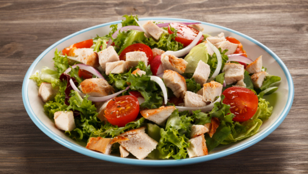 Obrok koji će vas zasititi: Pileća salata (RECEPT)