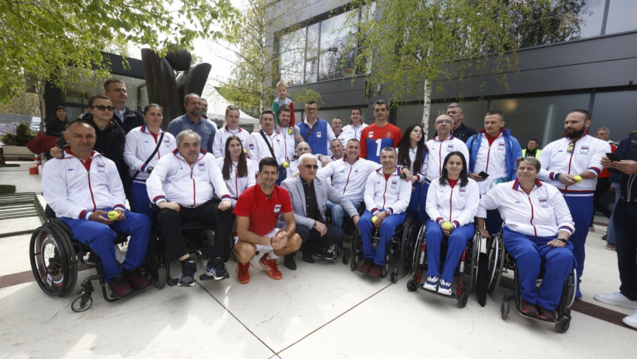 Članovi paraolimpijskog tima Srbije posetili Serbia open i Novaka Đokovića