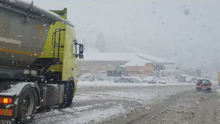 TOKOM NOĆI NAPADALO POLA METRA SNEGA NA ZLATARU Nezapamćena mećava u aprilu, seoski putevi neprohodni (VIDEO)