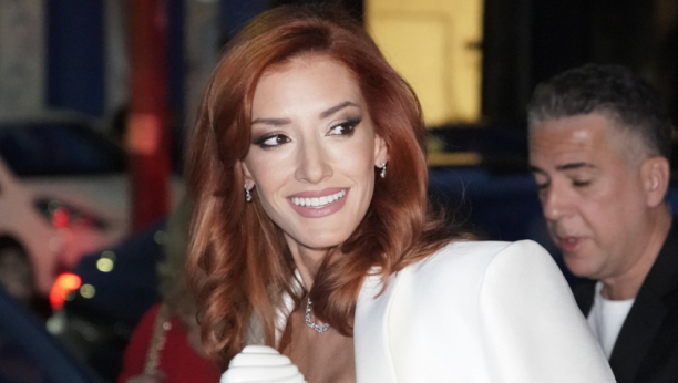 OVAKVU JE NIKADA NISTE VIDELI Jovana Joksimović uslikana kod frizera, voditeljka ovako izgleda pre nego što se pojavi uživo u programu (FOTO)