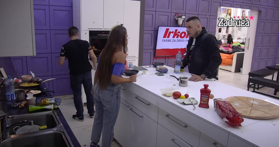 HTEO SAM OD TEBE DA NAPRAVIM DAMU Car urlao na Dalilu i pokušao da joj objasni zašto mu se zgadila, ona na sve načine pokušava da ga otera od sebe