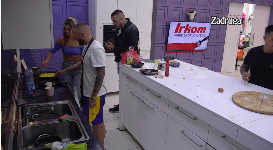 HTEO SAM OD TEBE DA NAPRAVIM DAMU Car urlao na Dalilu i pokušao da joj objasni zašto mu se zgadila, ona na sve načine pokušava da ga otera od sebe