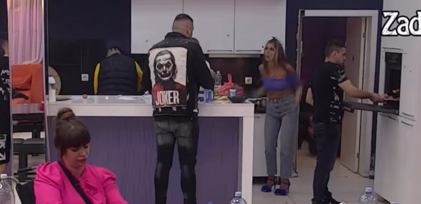 HTEO SAM OD TEBE DA NAPRAVIM DAMU Car urlao na Dalilu i pokušao da joj objasni zašto mu se zgadila, ona na sve načine pokušava da ga otera od sebe