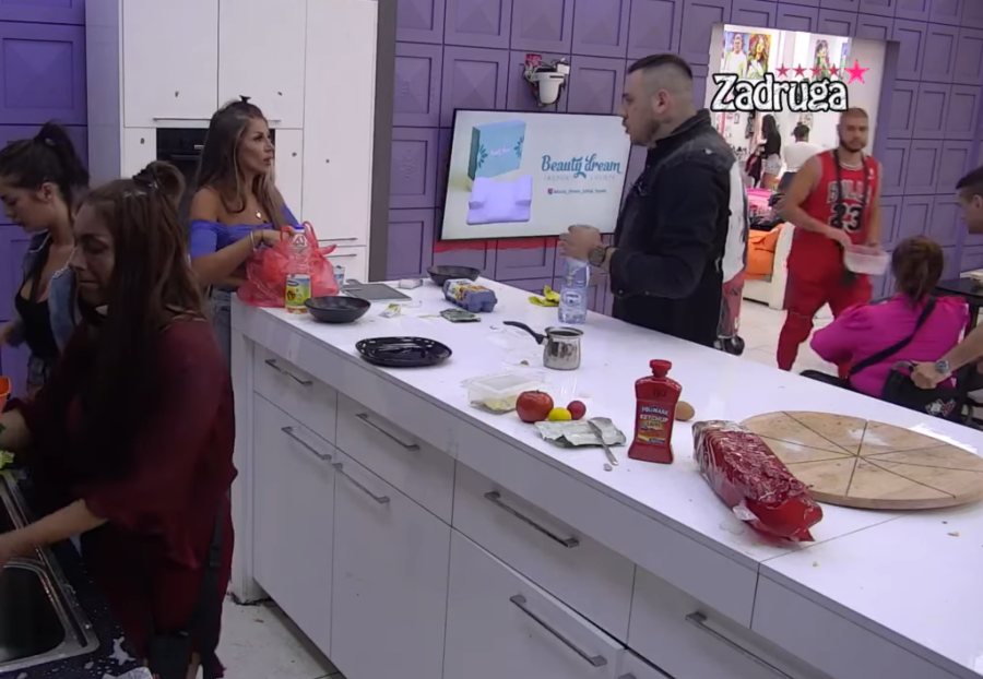 HTEO SAM OD TEBE DA NAPRAVIM DAMU Car urlao na Dalilu i pokušao da joj objasni zašto mu se zgadila, ona na sve načine pokušava da ga otera od sebe