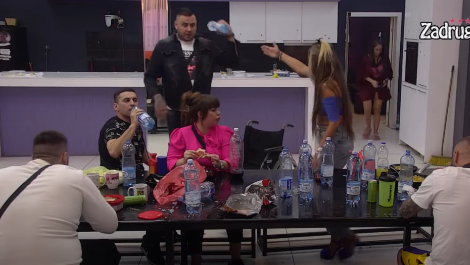 OSTAVI ME NA MIRU VIŠE Dalila urlala iz sveg glasa i molila Cara da se skloni od nje, on joj zadao niski udarac, pa pomenuo njene roditelje