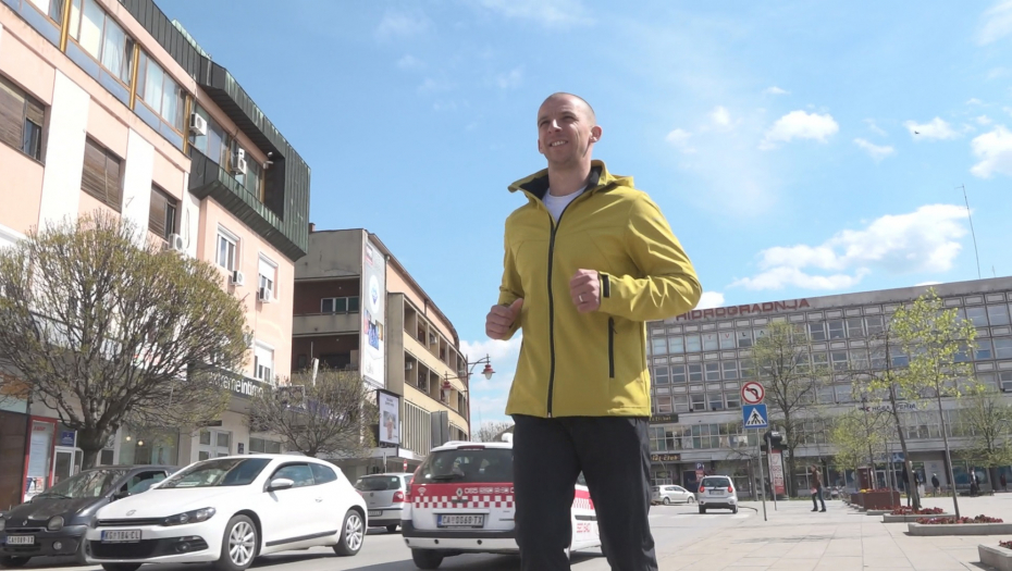 HUMANI POLICAJAC Trči po kiši i snegu od crkve u Rudom do manastira Tumane da bi pomogao bolesnom dečaku (FOTO)