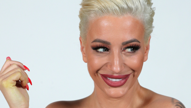 IMAM 41 GODINU I IZGLEDAM OVAKO Dušica Jakovljević oduševila javnost, objavila fotku bez šminke, umotana samo u peškir (FOTO)