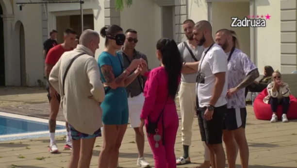 PRVI DODIR POSLE SKORO DVE GODINE Mina kiksnula i pogresila sve zadrugare, pa Mensura pomešala sa njegovim najboljim prijateljem