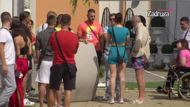 PRVI DODIR POSLE SKORO DVE GODINE Mina kiksnula i pogresila sve zadrugare, pa Mensura pomešala sa njegovim najboljim prijateljem