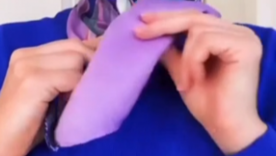 EVO KAKO DA VEŽETE MARAMU DA UVEK SAVRŠENO IZGLEDA Uz ove trikove ešarpe će svakom stajlingu dati dozu elegancije