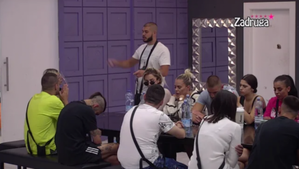 ON JOJ DAJE ZNAKOVE Lepi Mića raskrinkao Dalilu i Dejana do srži, Car odmah skočio: Zbog toga je misteriozan