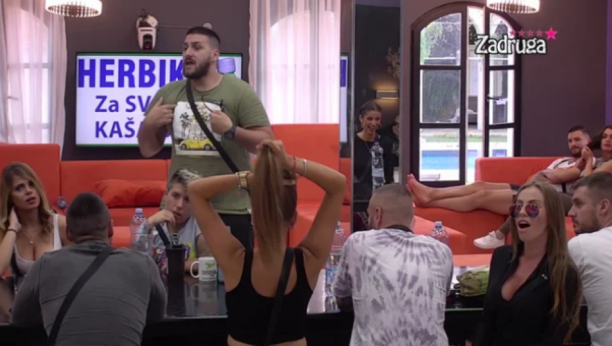 ON JOJ DAJE ZNAKOVE Lepi Mića raskrinkao Dalilu i Dejana do srži, Car odmah skočio: Zbog toga je misteriozan