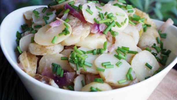 ODLIČNO SE SLAŽE UZ JELA SA RIBOM Pazite, ove greške upropastiće i najbolju krompir salatu