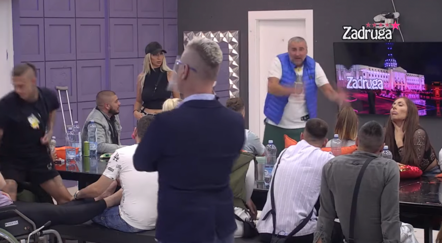 HAOS ZA CRNIM STOLOM Miki sasuo sve u lice Dejanu, brutalno ga popljuvao pred svima, a onda ponizio i udario na bivšu ženu