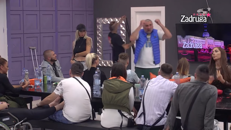 HAOS ZA CRNIM STOLOM Miki sasuo sve u lice Dejanu, brutalno ga popljuvao pred svima, a onda ponizio i udario na bivšu ženu