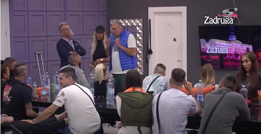 HAOS ZA CRNIM STOLOM Miki sasuo sve u lice Dejanu, brutalno ga popljuvao pred svima, a onda ponizio i udario na bivšu ženu