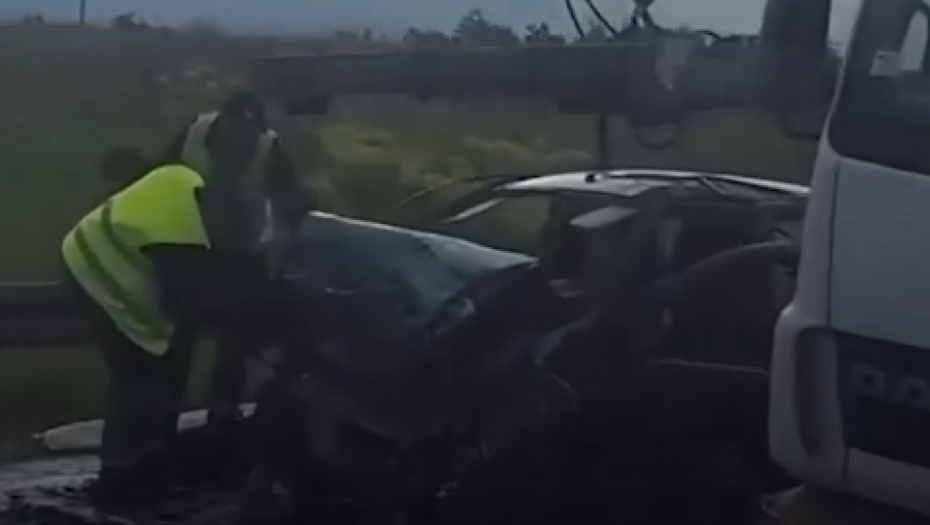 STRAVIČAN SNIMAK SA MESTA TRAGEDIJE KOD SKRETANJA ZA RIPANJ Automobil potpuno smrskan, saobraćaj u kolapsu (VIDEO)