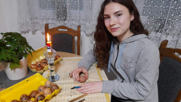 PRADEDOVOM PISALJKOM ČUVA TRADICIJU: Srbine, ne boj se, dok ovakvu decu odgajaš! (FOTO/VIDEO)