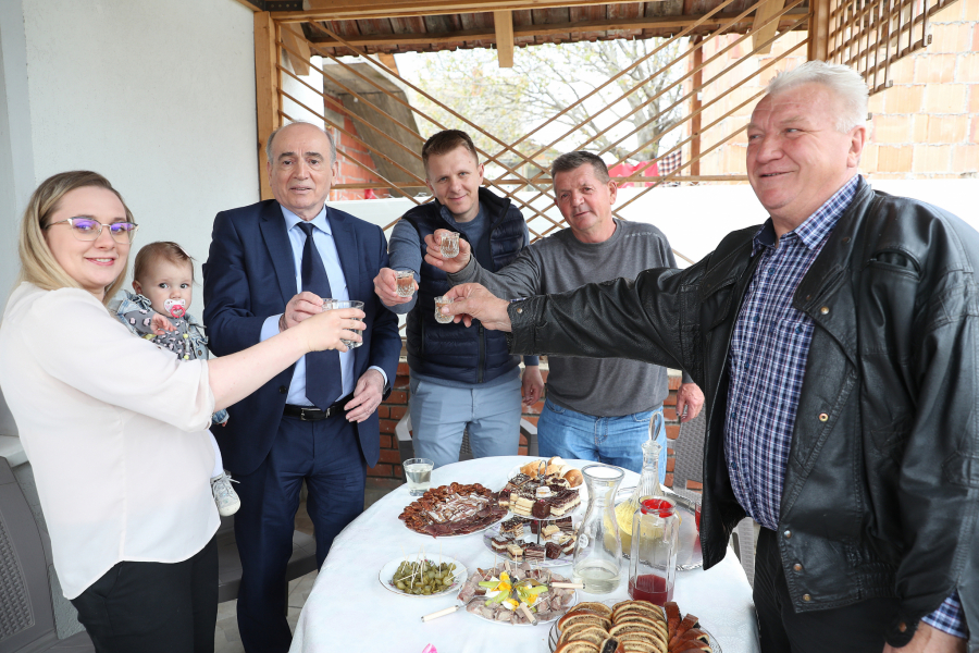 ALO! REPORTAŽA OSTAJEMO OVDE! Porodica Hajnal je jedna od 66 onih koje su se skućile kroz projekte Ministarstva za brigu o selu