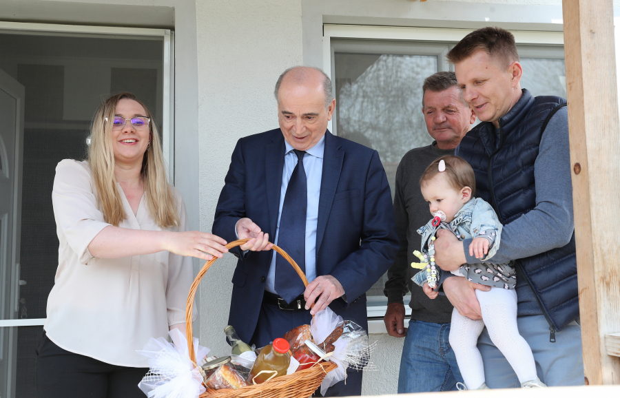 ALO! REPORTAŽA OSTAJEMO OVDE! Porodica Hajnal je jedna od 66 onih koje su se skućile kroz projekte Ministarstva za brigu o selu